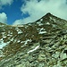Die Erhebung mit dem Gipfelkreuz (links der Mitte hinten) und der Gipfelstock (rechts).