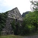 ...bis zur Ruine einer Kapelle. Von dort führt der Wanderpfad zunächst durch Wald...