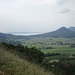 ...und einen Wiesenhang mit Blick auf Tóti hegy, Gulács und den Basaltkegel von Badacsony...