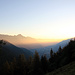 Le soleil se lève sur le Valais et le col de la Forclaz. 