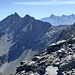 Panorama dal Passo Alto: si riconosce Emilius sullo sfondo. La punta aguzza in primo piano la Torre del Tighet