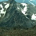 Blick vom Kleinen Hasenöhrl auf die Tuferspitze. Beim Aufstieg werden die beiden rechten Schneefelder gequert.