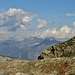 Le nubi pomerdiane creano giochi d'ombra sulle montagna sopra Biasca.