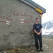 Bergmax an der Hütte am Gipfel des Pazolastocks