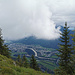 Blick vom Gipfelkamm nach Kufstein und hinüber ins bewölkte Kaisergebirge