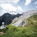 Grenzpunkt auf dem Gipfel des Lüneregg zwischen Österreich und der Schweiz. Der weitere Gratverlauf zur Kanzelwand im Blick 