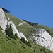 Zoom zur Aufstiegsmulde (mit Wanderer) und zum Gipfelkreuz