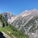 Im Aufstieg zur Memminger Hütte mit Blick zur Saxerspitze