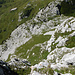 Über der 2. Felsstufe (rechts): Tiefblick zum 1. Grascouloir und zum Grasquergang unter dem Pfeiler, unten links die Alphütten von Montagne de Loz