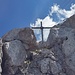 Durchblick zum Gipfelkreuz der Hinteren Halt