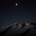 Mond und erste Morgenstimmung mit Blick auf das benachbarte Gross Wannenhorn