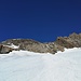 Rückblick im Abstieg auf den oberen, schneebedeckten Teil des unteren Gletschers Richtung Frühstücksplatz