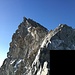 Gipfelgrat vom Hugisattel aus, im Vordergrund die direkte Einstiegsvariante (III-)