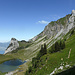 Blautöne beim Abstieg vom Pas de Lovenex zurück zum Col de la Croix: von rechts Sé Villemod, Mont Gardy, Mont Valeur und über dem Lac de Lovenay der Rocher de la Croix, sowie links hinter dem Lac Léman La-Tour-de-Peilz und Clarens