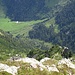 Am oberen Ende des Grates (ca. 2220 m), Giggis ist unten in der Bildmitte, ganz links die Hütte von Bütz  