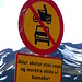 Auf der Straße zum Sulur-Wanderparkplatz kommt man an dieses Schild. Es bedeutet, dass man die Wege/Pisten nicht verlassen darf. Genaugenommen gilt das auch für Wanderer, Radfahrer, usw.<br />