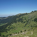 Die nächste Querung steht bevor ... rechts ist der Pfad teilweise erkennbar, der Fahrweg zur oberen Rossalp ist auch gut sichtbar. Die Einmündung des Pfades ist an der Linkskurve oberhalb Hinderwängi.