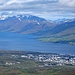 Blick zurück zum wunderschön am Fjord gelegenen Akureyri.