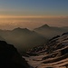 Am Zwischenbergpass angekommen: Ein tolles Panorama, sogar mit den charakteristischen Dunstwolken