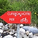 <b>Dopo aver percorso senza problemi il breve tunnel, in località Foppa (1870 m) vedo il primo segnavia, rosso, dedicato ai ciclisti che desiderano raggiungere la Cufercalhütte. </b>