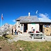 <b>Dopo 1 h e 35 min di piacevole pedalata arrivo alla Cufercalhütte (2385 m): geschafft! <br />Reto mi accoglie molto calorosamente; si ricorda addirittura che in settimana l’ho interpellato al telefono. Juliana, l’aiutante, mi serve una buona cioccolata calda e si ferma volentieri a conversare. </b>