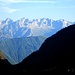 Dopo aver raggiunto Fraccia, il panorama si apre sulla opposta Val Masino, dove spiccano le montagne di granito che fanno da confine con la svizzera Val Bregaglia (a sinistra gli inconfondibili Pizzo Badile e Pizzo Cengalo).