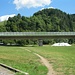 Nach einer kurzen Strecke durch den Ort geht man unter der Hochstraße hindurch und auf einer Brücke über die Kinzig (links am Bildrand zu erkennen), dann geht es auf dem dahinter beginnenden Berg gleich aufwärts.