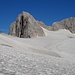 Von der Bergstation führt die breite Spur auf dem Hallstädter Gletscher westwärts um die Dirndln herum...