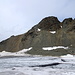 Rückblick vom Gletscher auf den Aufstiegsgrat (den Grat selbst überklettert man in dem flacheren Abschnitt links oberhalb des kleinen Schneefeldes)