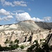 La <b>Valle di Göreme</b> è la più spettacolare e famosa tra le valli della <b>Cappadocia</b>, disseminata di colonne rocciose intagliate nel tufo che prendono il nome di "<b>Camini delle fate</b>".