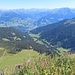 Blick in das Tal und zu unserem Ausgangspunkt links an der Bergstation der Golmer Bahnen