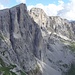 Blick auf Scheijenfluhe: genau mitten durch die glatte sonnenbeschienene Wand: Headless Children. Rechts davon die wilde Verschneidung von Niedermann