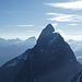 die ungewöhnliche Ansicht des Matterhorn; es wirkt dunkel und bedrohlich