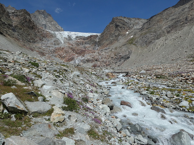 bei dieser Brücke wird aktuell der Bach überquert,... [hikr.org]
