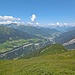 Blick nach Norden entlang des Wipptals in Richtung Karwendel. Flankiert wird es von der Serles, dem "Hochaltar Tirols".