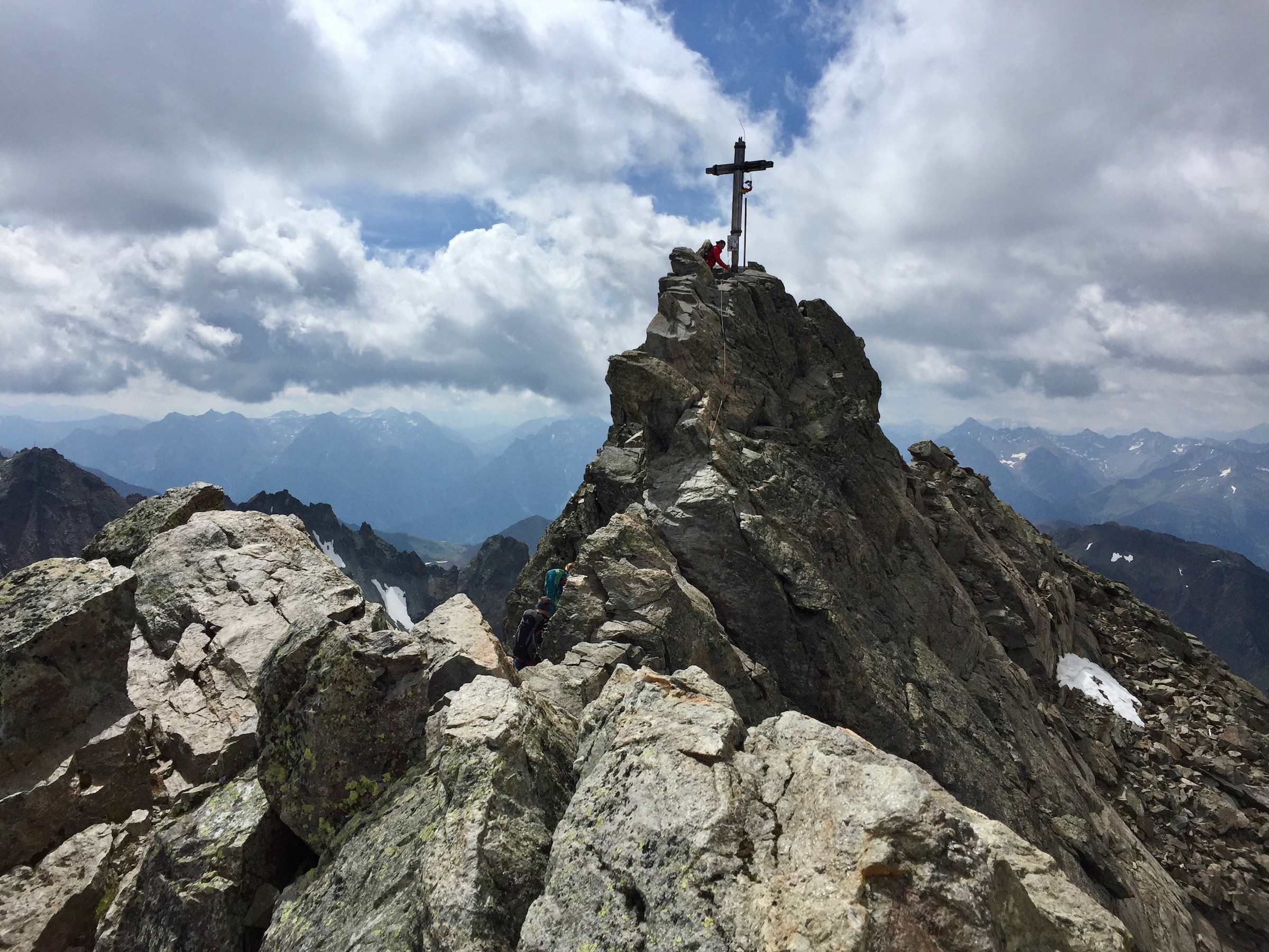 Der Gipfelaufbau der Dreiländerspitze. In der Bildmitte...
