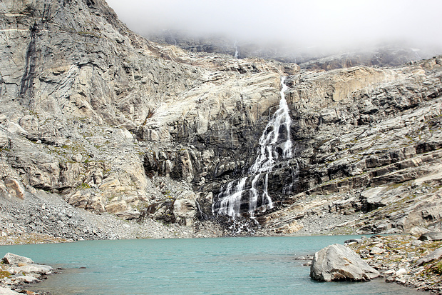 Gletschersee et sa cascade.