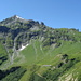 Foostock, von den Hängen oberhalb der Alp Mittelsäss aus gesehen. Der Aufstieg zum Nordgrat erfolgt über die grasige Flanke am rechten Bildrand zu P. 2311 (Grathöhe links des markanten Zackens)