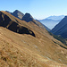 Mittig die grasige Hochpleisspitze (2349m). Über dem Tschachaun das Zugspitzmassiv. Dann der Falschkogel. Rechts das Hahntennjoch