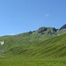 Rückblick von den Weideböden oberhalb der Alp Foo auf den Abstieg vom Grenzkamm, der etwa in Bildmitte rechts des kleinen, ersten Schichtkopfs, erfolgte