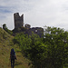 Der Turm der Ruine Rotund scheint auseinander zu brechen