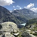 schöne Gesteinslandschaft - hinten der Gipfel des Mont Blanc de Cheilon