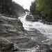 Verschiedene Wasserfälle vom Rio Cregüeña neben dem Weg im Wald