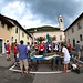 <b>Nella bella Piazza Mastri Arzesi di Meride ci accolgono i gestori della Bottega Bar l’Incontro con dei tavoli colmi di deliziosi formaggini accompagnati da un buon bianco del paese.</b>