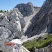 Rechts geht der Klettersteig nach Slowenien hinunter. Ich bleibe auf dem Wanderweg und mir steht der gut vorgeheizte Gegenanstieg zum Seeländer Sattel bevor.