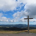 Gipfelkreuz mit Feldberg-Blick. Heute war es eine Überschreitung nur mit kurzem Fotohalt. Ich kann mich nur an eine Tour erinnern, an der es hier oben mal nicht stürmte.