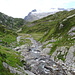wir wandern weiter das Tal hinauf und kommen dem Fluss langsam näher - oben auf der Straße war viel los, denn eine Ziegenherde wurde hinabgetrieben unter lautem Gebimmel