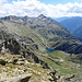 im Abstieg am Ostgrat mit Blick auf Lago Bianco und Poncione di Braga und Mottone