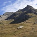 Il muro detritico della Roisettaz sullo sfondo a sinistra. In primo piano, a destra, l'aguzza vetta della Becca d'Aran.