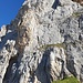 Überblick über den einfachsten (?) Weg von Süden auf die östliche Wangscharte (sogenannte Südwand/Zackenweg). Knapp links der Bildmitte der Kamin/Verschneidung ist die schwierigste Seillänge der Wanderung (IV).